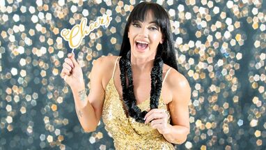 Милфа сосет и ебется рядом с новогодней елкой