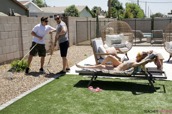 Голая шкура ебнулась с рабочими